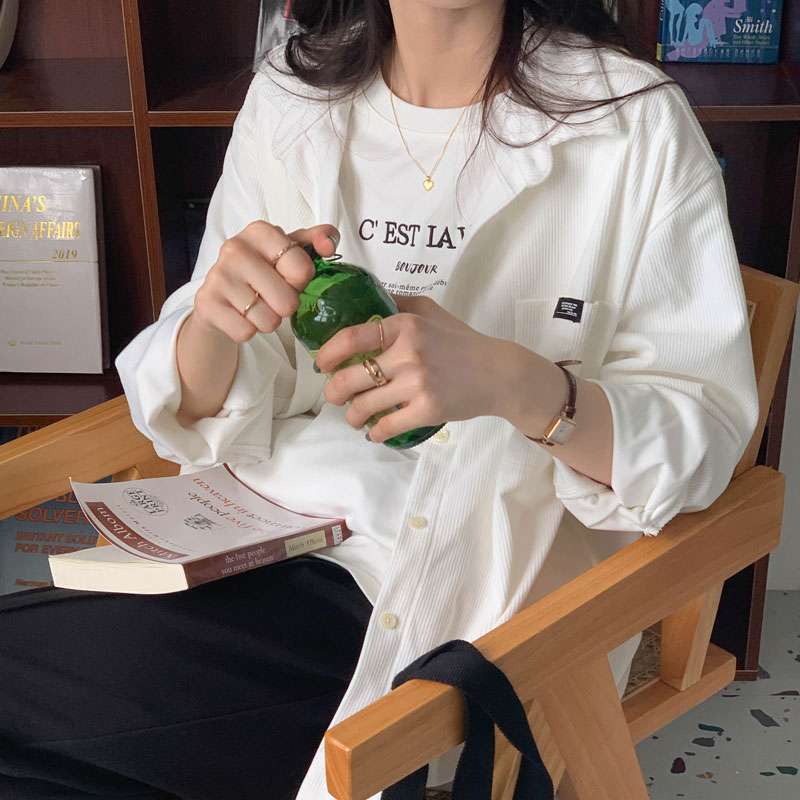 白シャツ　ゆったりリラックスシャツ