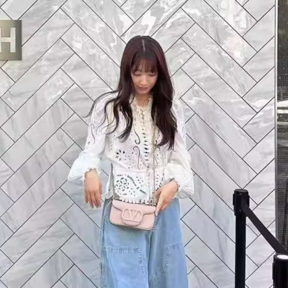 白シャツ　フローラルレース ブラウス