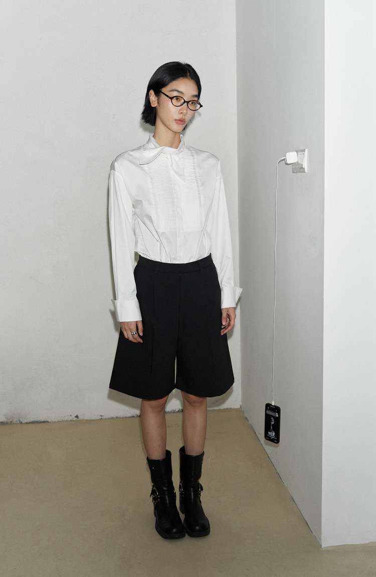 白シャツ　エレガントオフィスシャツ