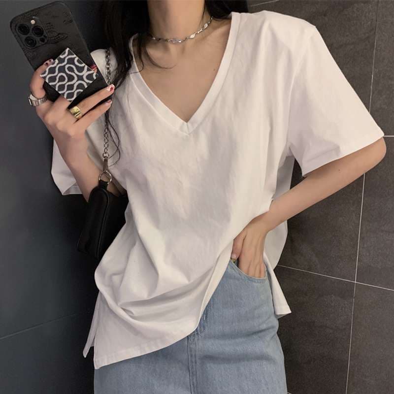 白シャツ　ゆったりシルエットの半袖シャツ