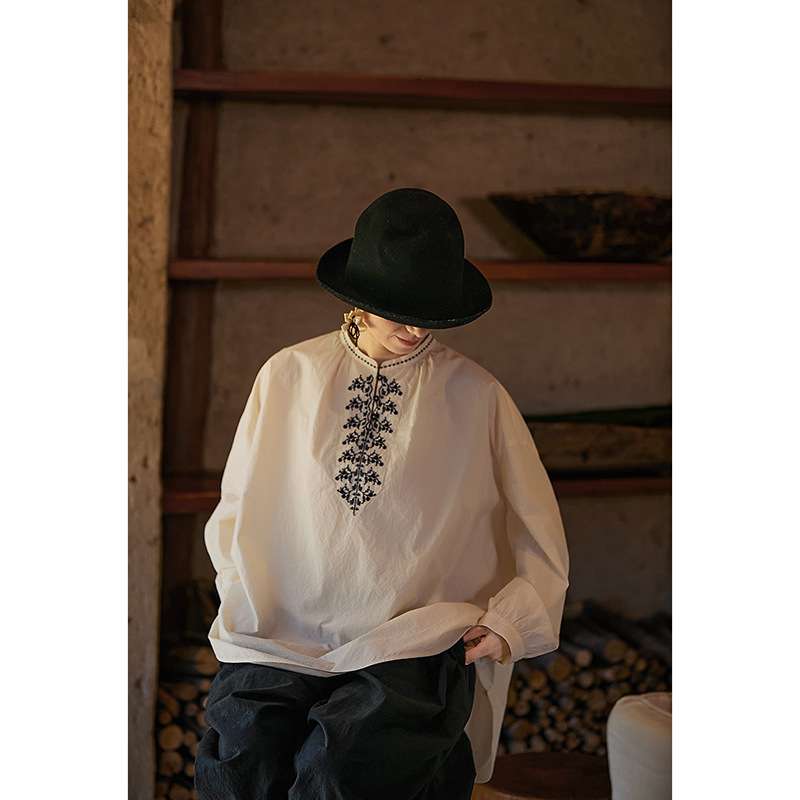 白シャツ　エスニック刺繍ブラウス