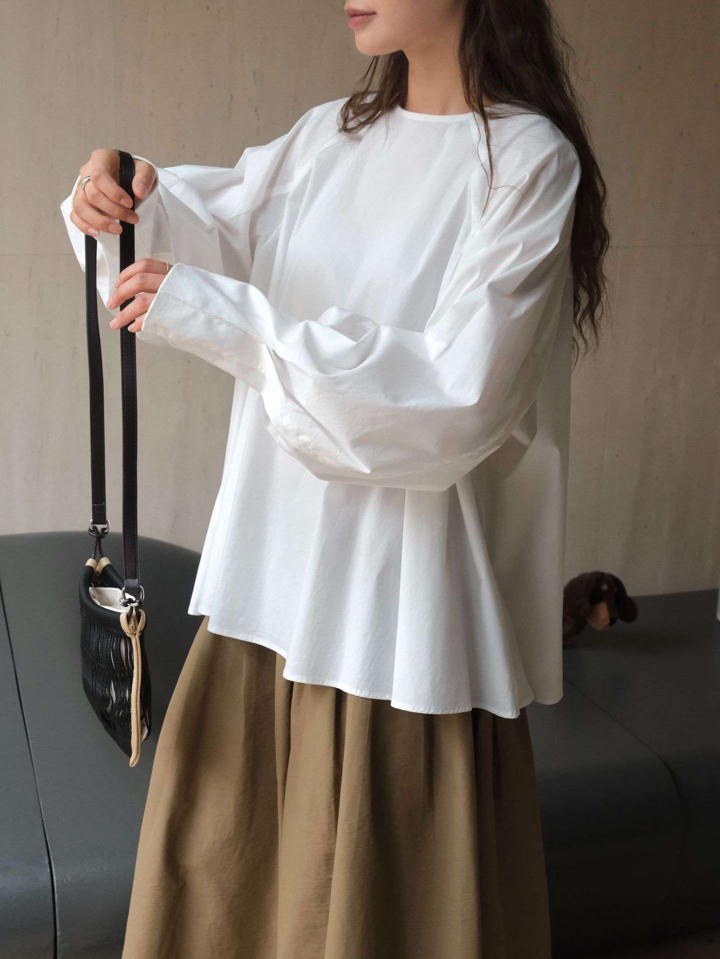 白シャツ　ふんわりボリューム袖シャツ