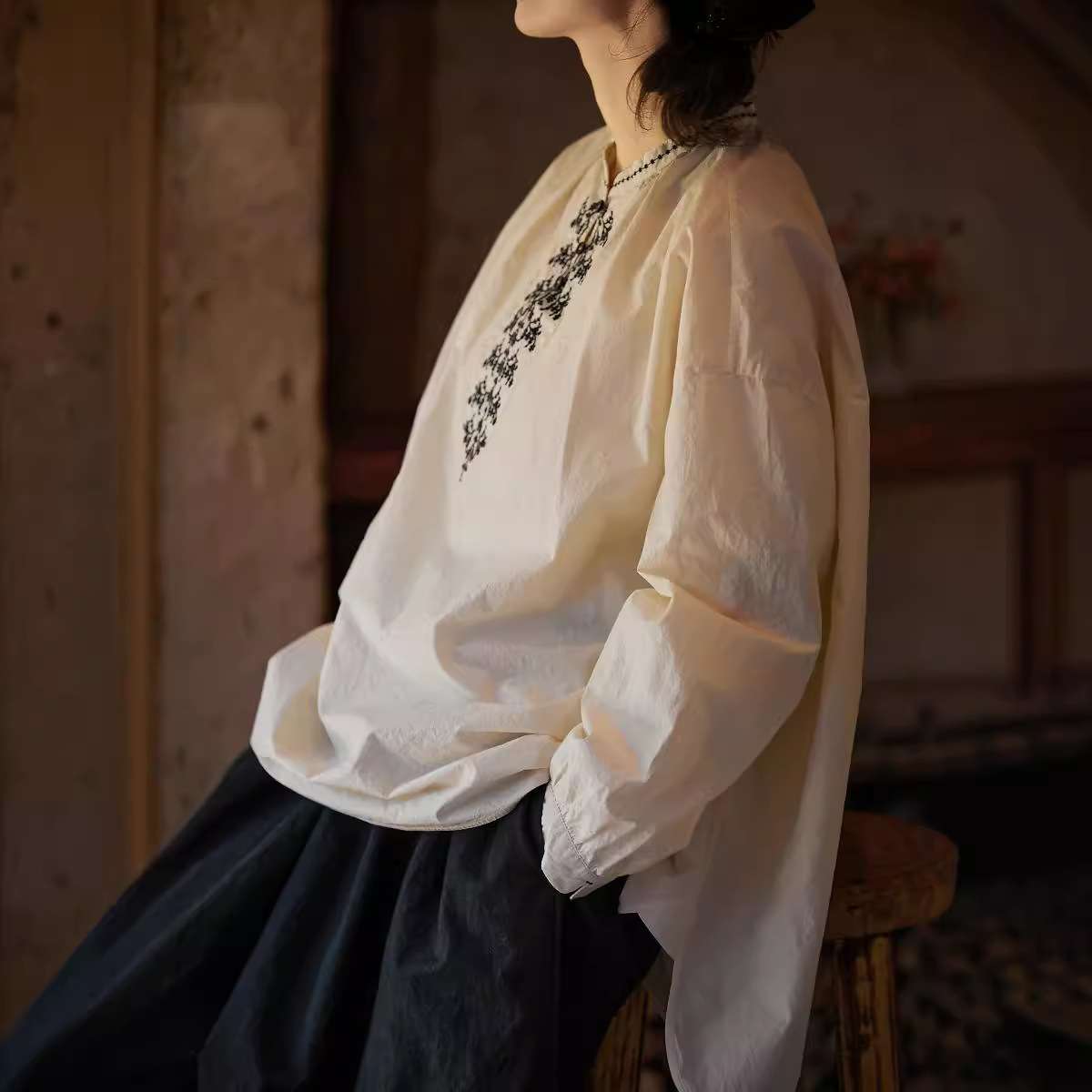 白シャツ　エスニック刺繍ブラウス