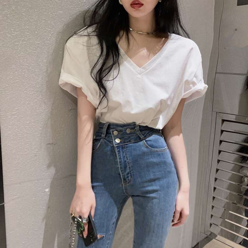 白シャツ　ゆったりシルエットの半袖シャツ