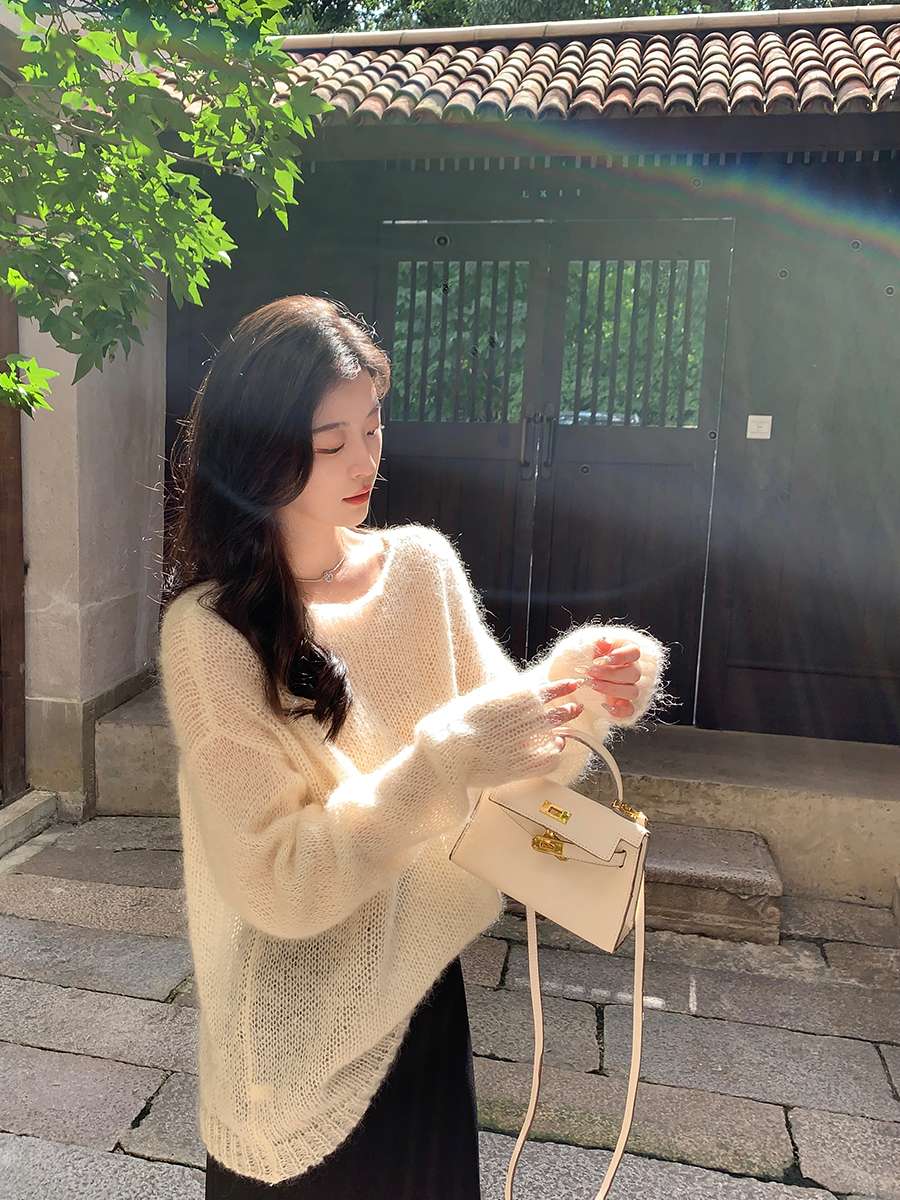 白シャツ　【春秋】ふんわりモヘアニットプルオーバー