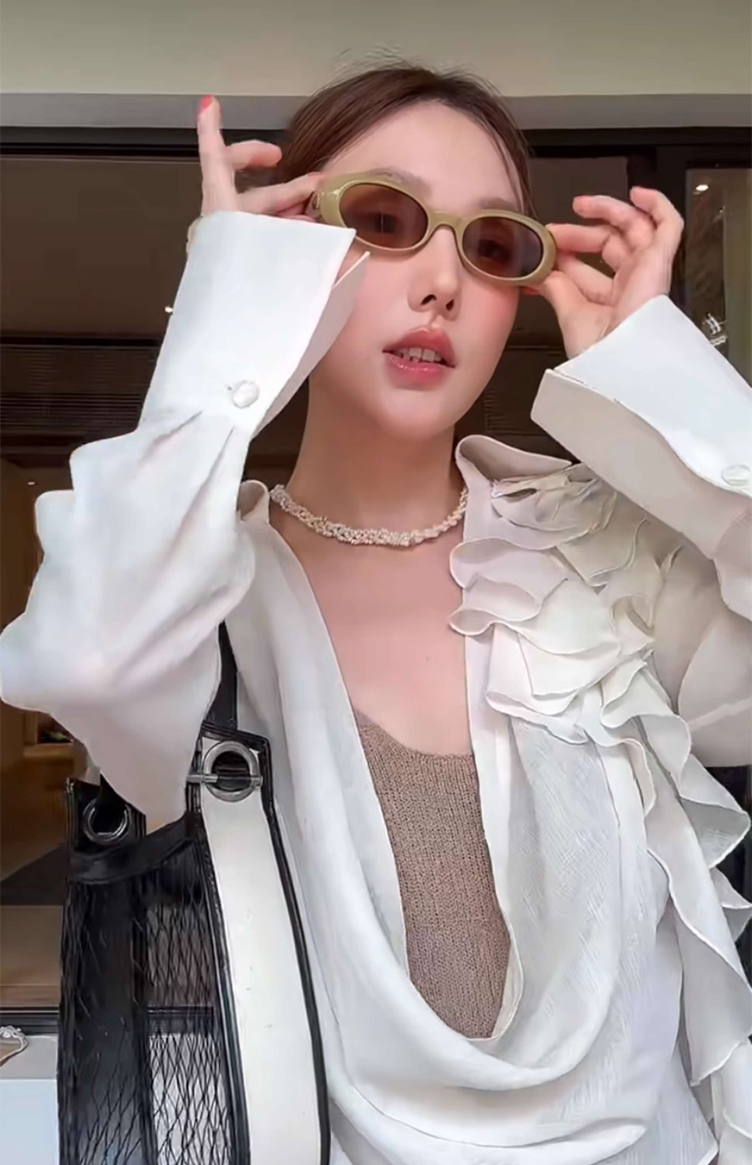 白シャツ　フリルデザイン ドレープシャツ