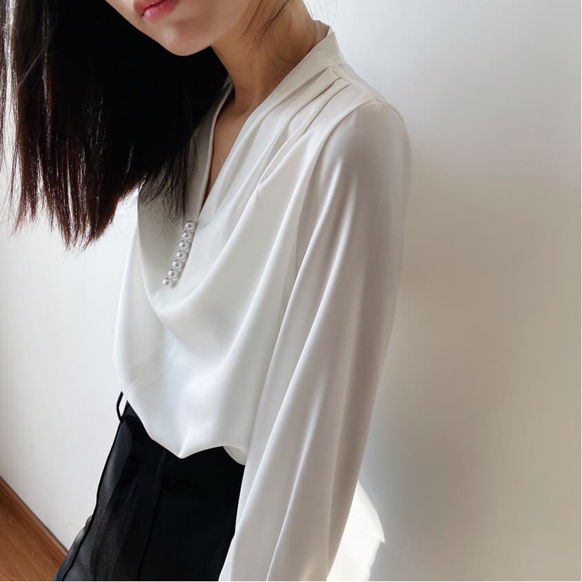 白シャツ　パールアクセントドレープブラウス