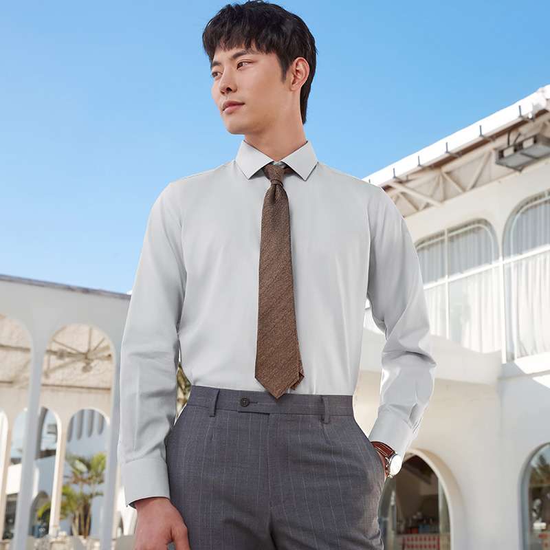 白シャツ　シンプルエレガントシャツ