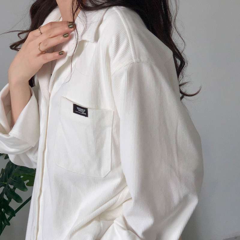 白シャツ　ゆったりリラックスシャツ