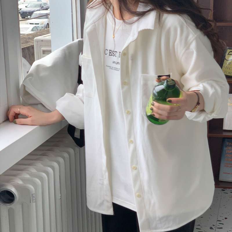 白シャツ　ゆったりリラックスシャツ