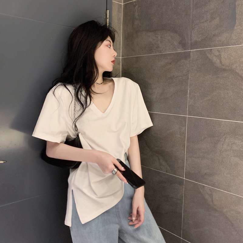 白シャツ　ゆったりシルエットの半袖シャツ