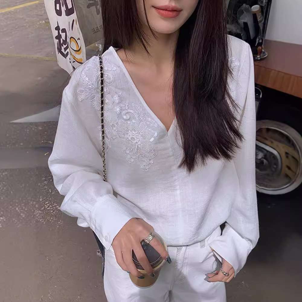 白シャツ　シンフォニーフラワーブラウス