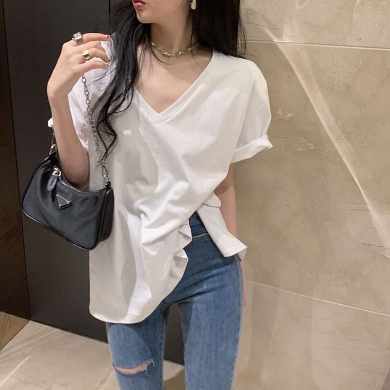 白シャツ　ゆったりシルエットの半袖シャツ