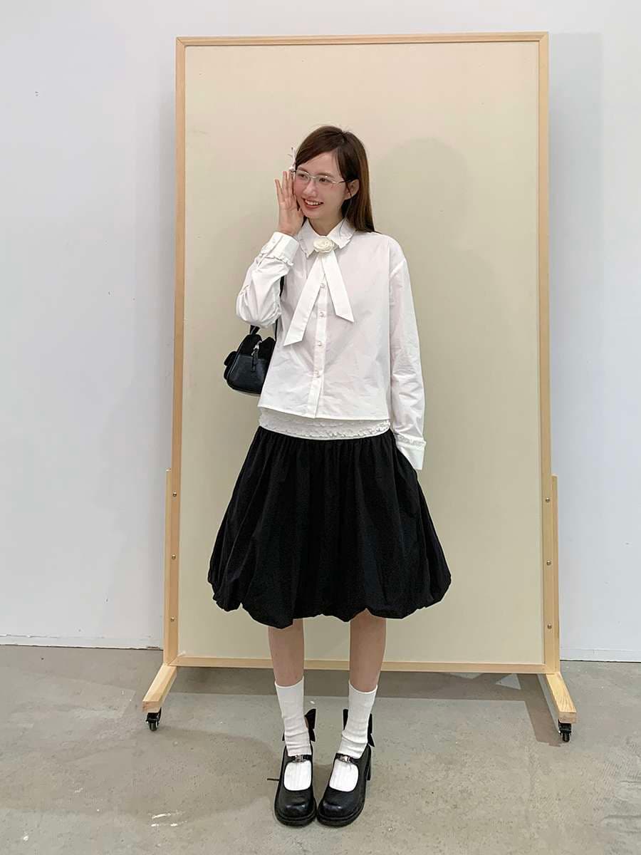 白シャツ　薔薇モチーフリボンシャツ