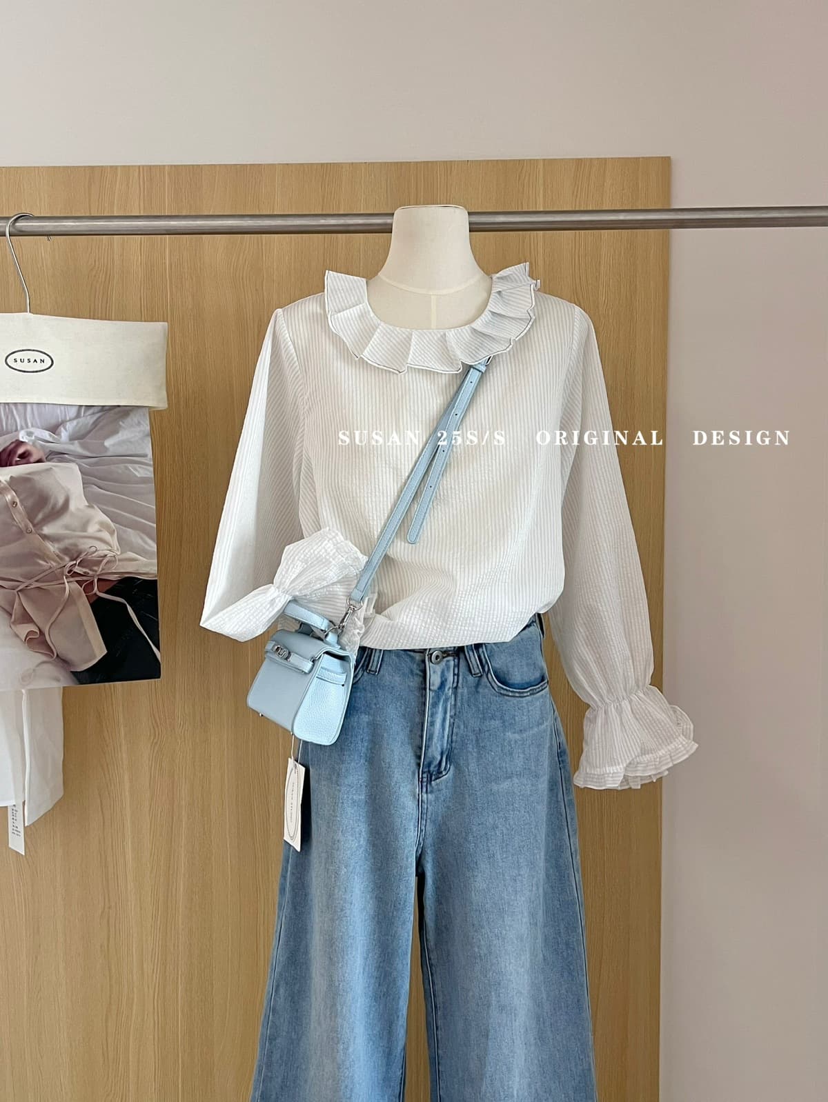 白シャツ フリルネック&リボン袖シャーリングブラウス
